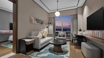Una sala de estar moderna con un sofá, una mesa de centro y un televisor.