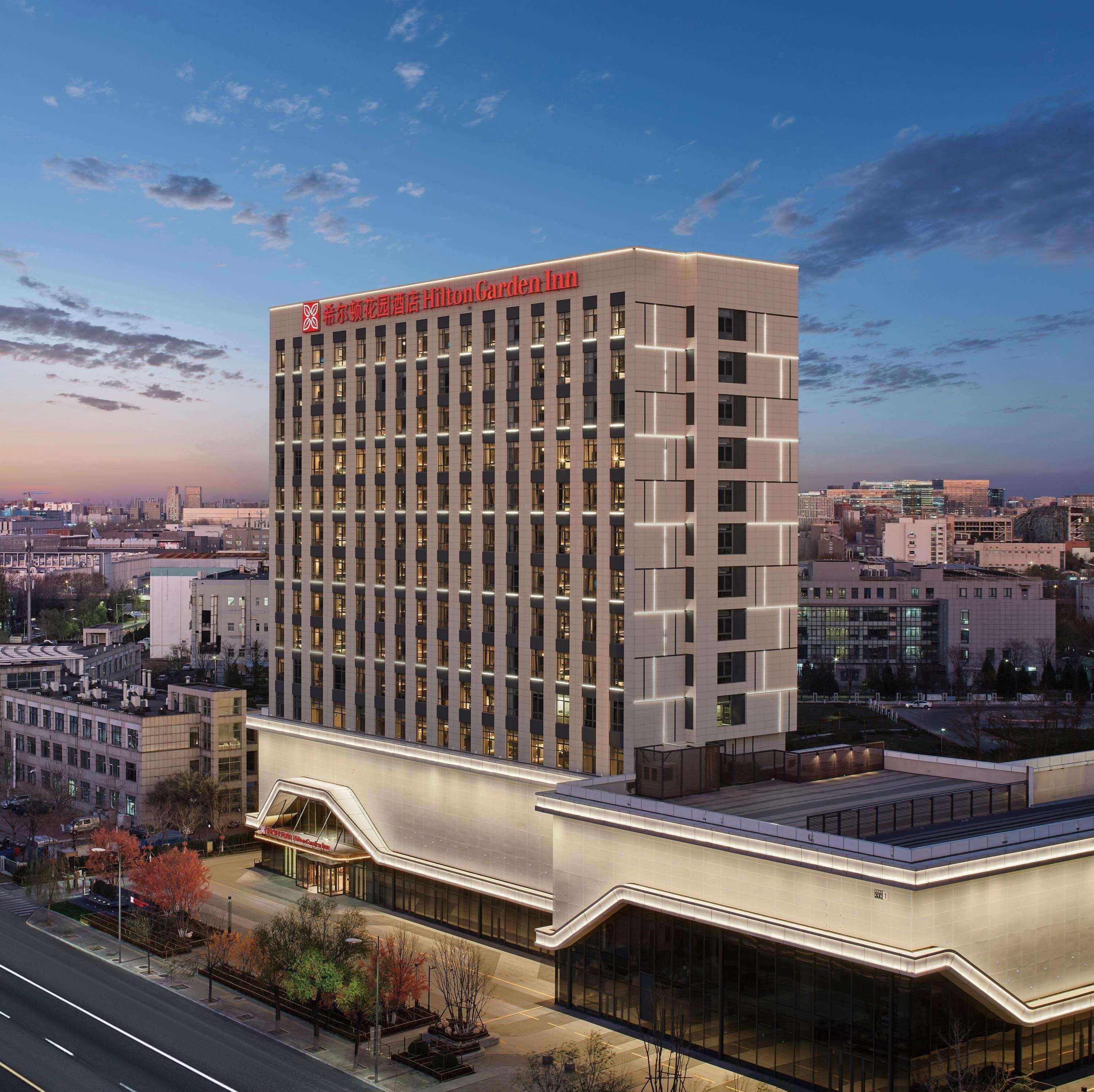 En modern hotellbyggnad med en framträdande skylt, flera våningar och en stor entré.
