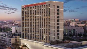 En modern hotellbyggnad med en framträdande skylt, flera våningar och en stor entré.