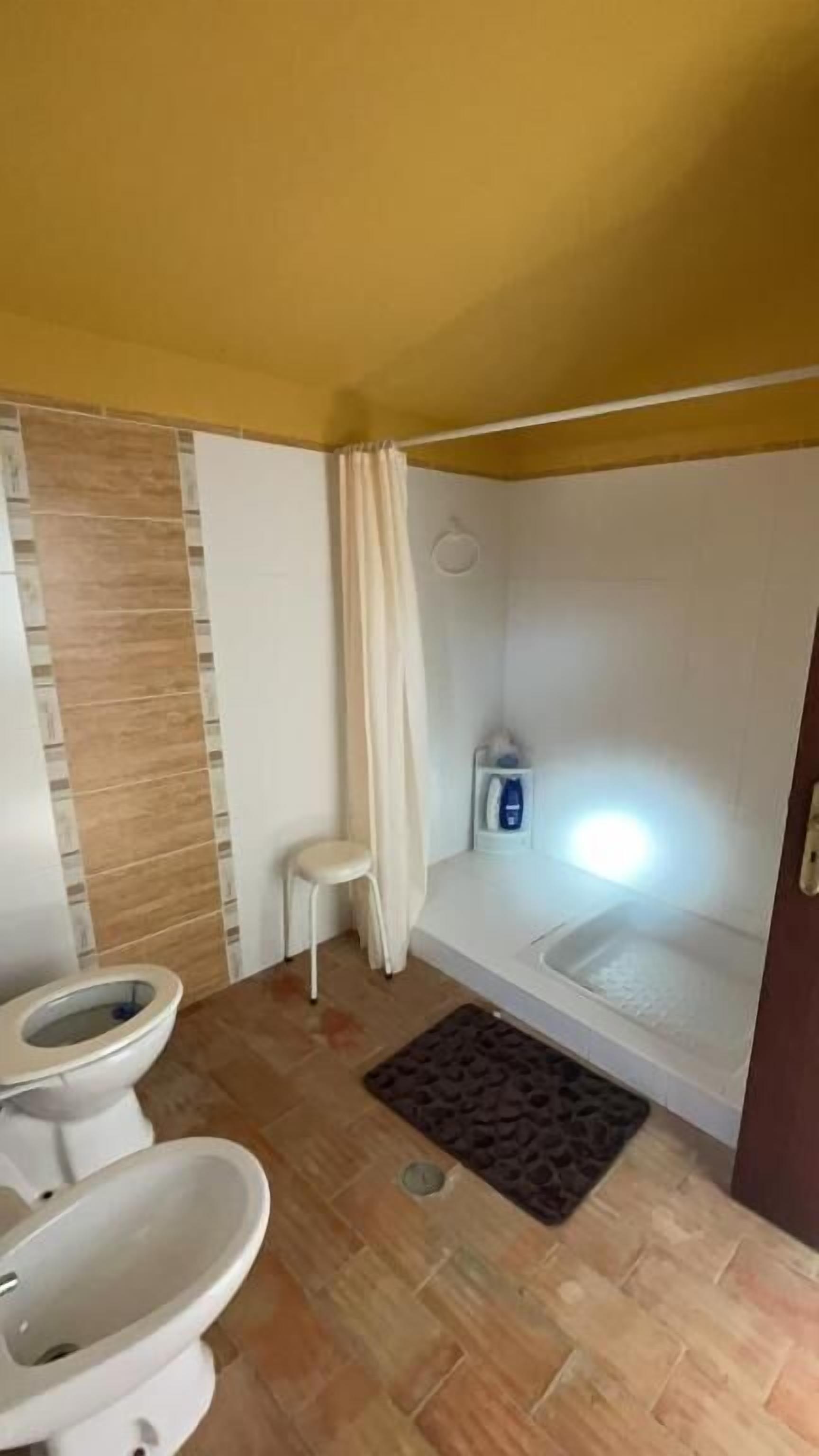 Full-size fridge, microwave, oven, stovetop