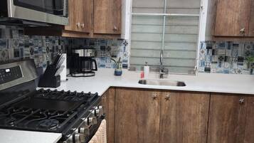 Refrigerador, microondas, horno y parrilla de estufa