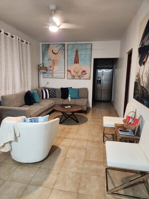 Smart TV - Relax in your own pool! Sleeps 6, 3 bed, 2 bath 1/2 acre yard, close to ferry. (Ceiba)