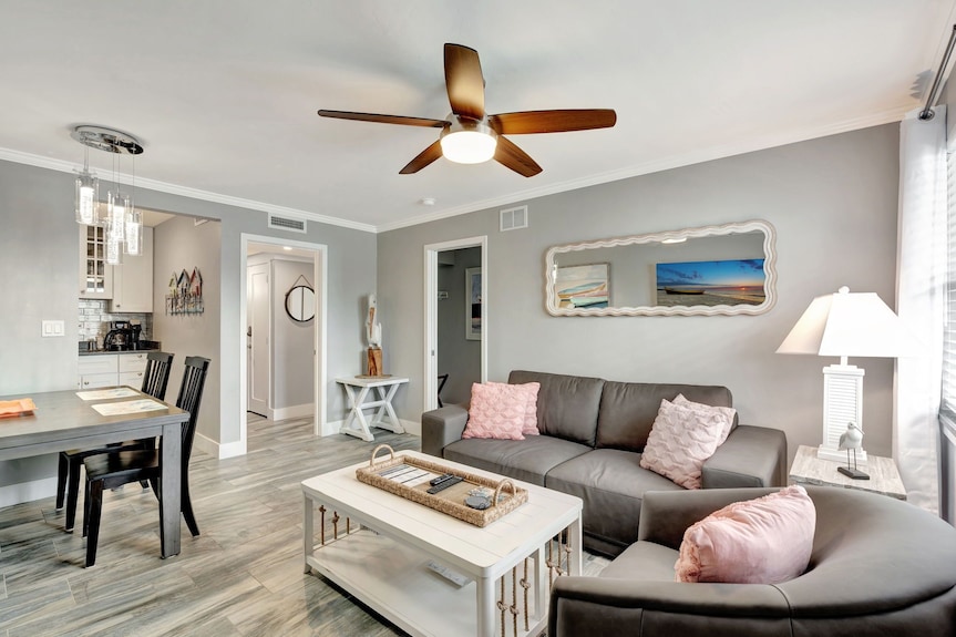 Olde Naples Beautiful Condo Steps To Pier, Beach, Sunsets And Restaurants! - Beach Access, Naples