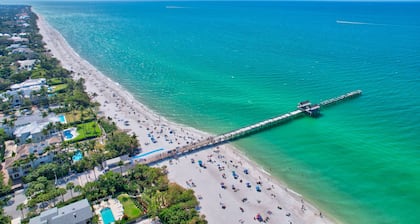 Olde Naples Luxury Condo Steps to Pier, Beach, Sunsets and fabulous Restaurant