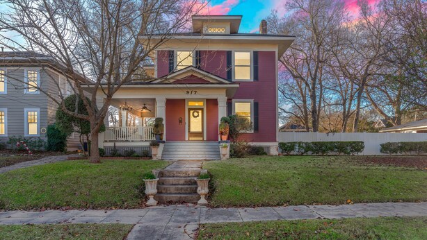 A two-story house with a front porch, a front door, and a mailbox. - Spacious 4-bedroom house in enjoyable Shreveport with WiFi, AC (Shreveport)