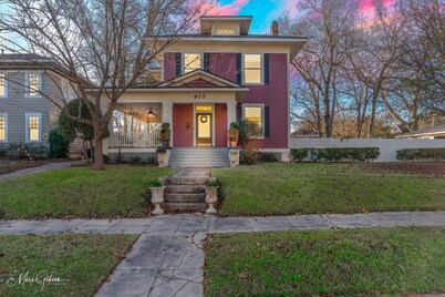 Spacious 4-bedroom house in enjoyable Shreveport with WiFi, AC