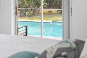 4 habitaciones, escritorio y tabla de planchar con plancha