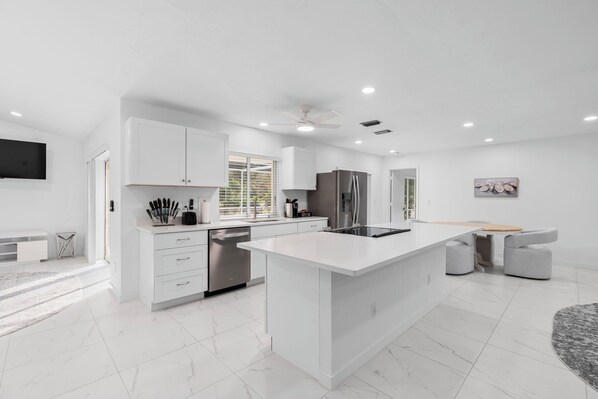 Refrigerador, microondas, horno y parrilla de estufa