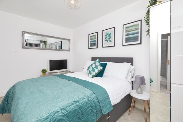 3 habitaciones, tabla de planchar con plancha, wifi y ropa de cama