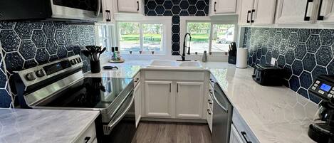 ثلاجة، ميكروويف، فرن، موقد طهي مسطح