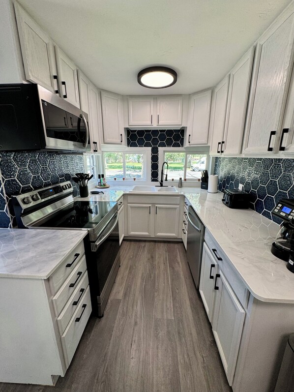 Réfrigérateur, micro-ondes, four, plaque de cuisson