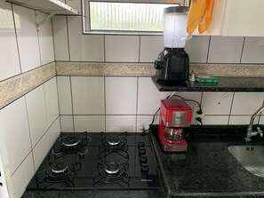 Kühlschrank, Mikrowelle, Herdplatte, Wasserkocher mit Kaffee-/Teezubehör