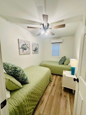 6 bedrooms, iron/ironing board, free WiFi, bed sheets - The whole family. On the water! 6 Bedroom (Sunrise Beach)