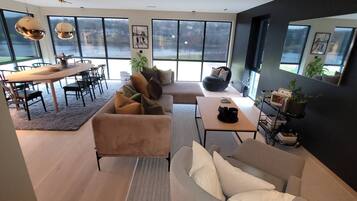House, 5 Bedrooms, Balcony, Lake View | Interior