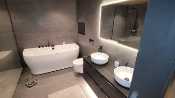 House, 5 Bedrooms, Balcony, Lake View | Bathroom