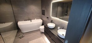 Ferienhaus, 5 Schlafzimmer, Balkon, Seeblick | Badezimmer