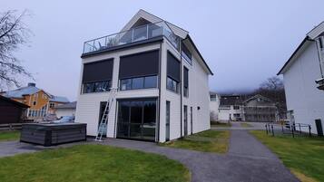 House, 5 Bedrooms, Balcony, Lake View | Exterior