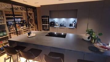 House, 5 Bedrooms, Balcony, Lake View | Interior