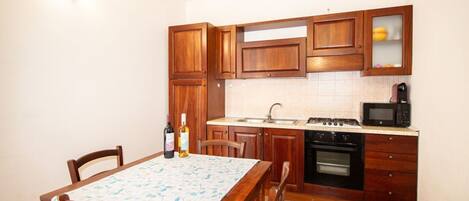 Kylskåp, mikrovågsugn, spishäll och kaffe- och tebryggare