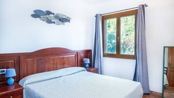 2 bedrooms, iron/ironing board, travel crib