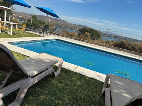 Charming 2-bedroom cottage with WiFi, AC in tranquil Tequesquitengo