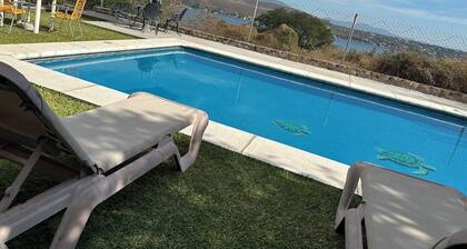 Charming 2-bedroom cottage with WiFi, AC in tranquil Tequesquitengo