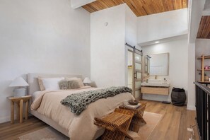 1 bedroom, iron/ironing board, WiFi, bed sheets - Mediterranean LA Loft with Pool, Fitness Room & Tennis Courts in a Walkable Area (Encino)