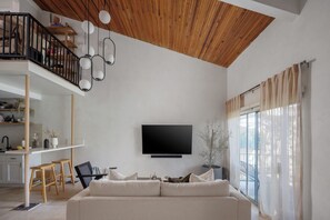 Living area - Mediterranean LA Loft with Pool, Fitness Room & Tennis Courts in a Walkable Area (Encino)