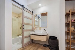Haartrockner, Bidet, Handtücher, Seife