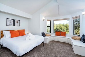 5 soverom, skrivebord, strykejern/-brett og reiseseng for barn