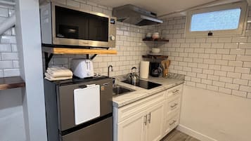 Kylskåp, mikrovågsugn, spishäll och kaffe- och tebryggare