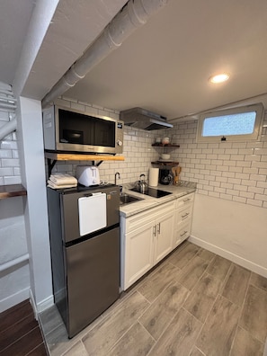 Jääkaappi, mikroaaltouuni, liesi, kahvin-/teenkeitin