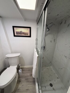 Een douche, een haardroger, handdoeken, zeep