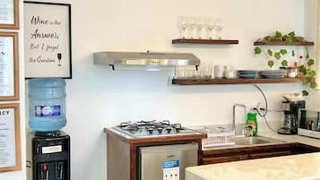 Réfrigérateur, micro-ondes, plaque de cuisson, cafetière/bouilloire