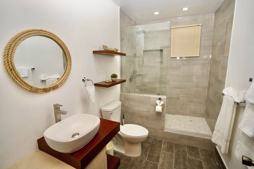 Charming & Spacious 2-bedroom Apartment Near Ocean-Starfish Villa