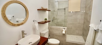 Charming & Spacious 2-bedroom Apartment Near Ocean-Starfish Villa