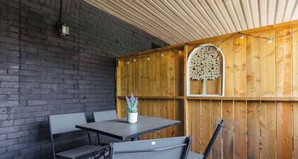 Casa Leslieville - 2BR Suite w LRG Patio