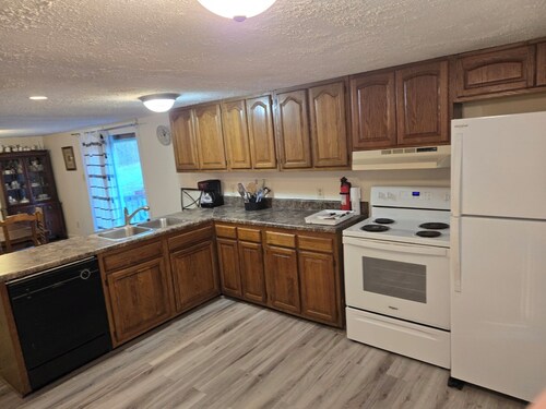 3-bedroom country house with A/C.
. Enjoy a peaceful getaway near Watts Bar Dam