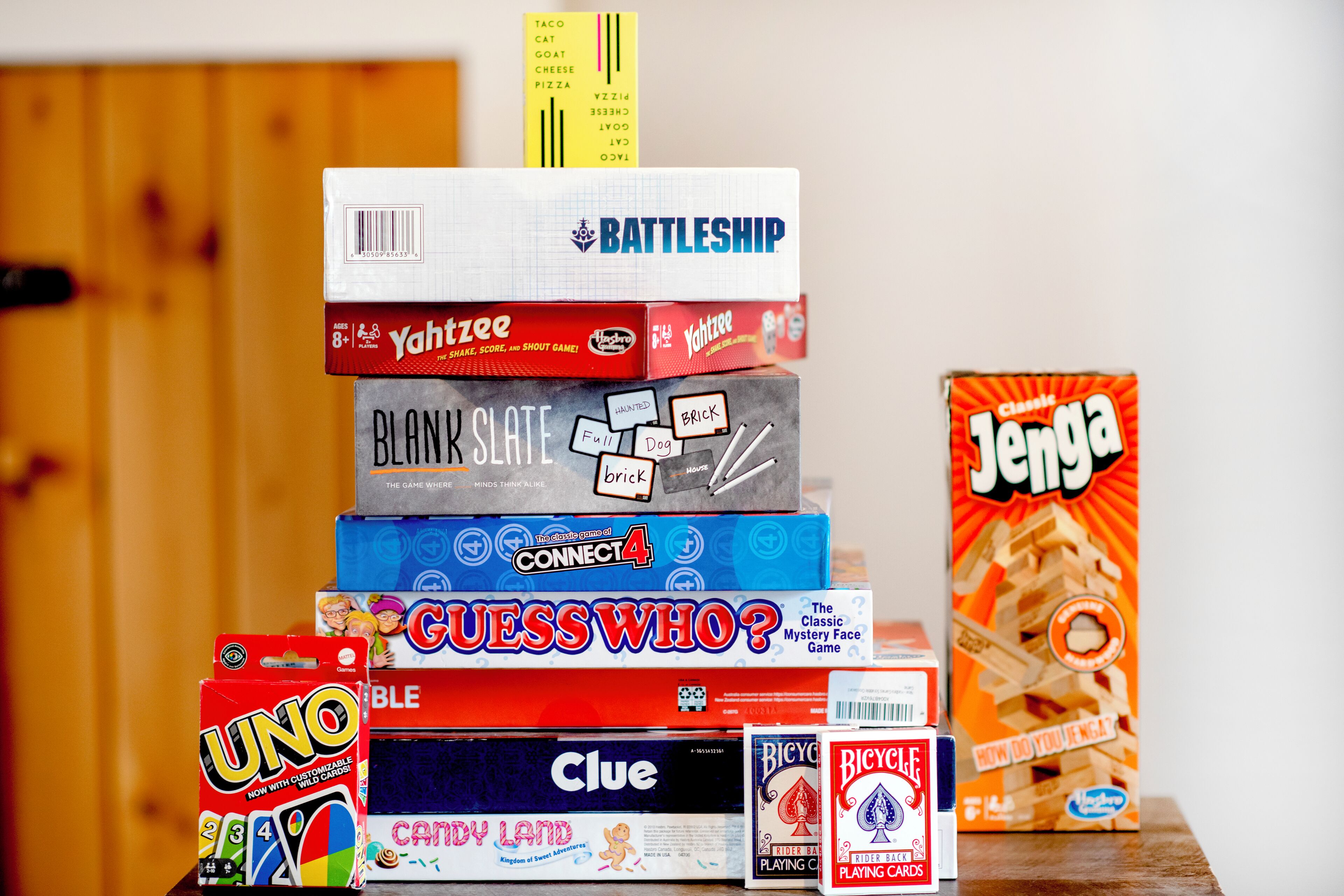 Une variété de jeux de société empilés sur une table.