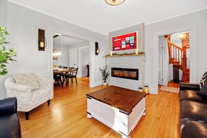 Smart TV, fireplace - Spacious 5-Bedroom Home with Game Room in Amherst - Mins to UMass (Amherst)