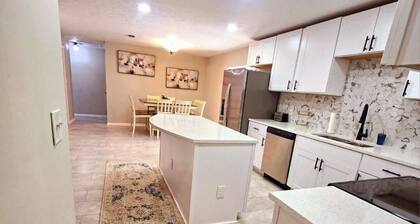 Austin Gray: 5Bd/2Bth/Huge Vacation Home Sleeps 10!