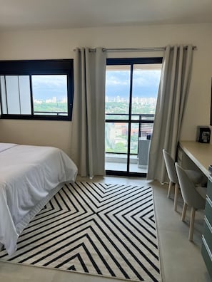 Executive Studio, Balcony, City View | Living area | 50-inch Smart TV with digital channels - Studio exclusivo Brooklin 230m do metrô (São Paulo)