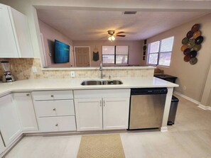 Kylskåp, mikrovågsugn, ugn och spishäll