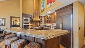 デラックス ハウス マウンテンビュー | 専用キッチン | 冷蔵庫、電子レンジ、オーブン、コンロ