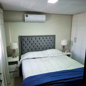 2 bedrooms, WiFi, bed sheets - Attached house w/ pool near "La Olla" stadium (Pet-Friendly) (Asunción)