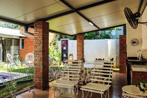 Outdoor dining - Attached house w/ pool near "La Olla" stadium (Pet-Friendly) (Asunción)