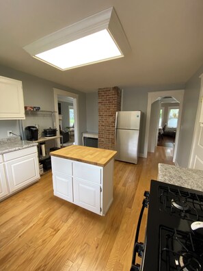 Microwave, oven, stovetop - Charming Victorian home with a modern twist. Historic Toledo neighborhood. (Toledo)