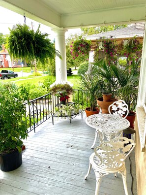 Outdoor dining - Charming Victorian home with a modern twist. Historic Toledo neighborhood. (Toledo)