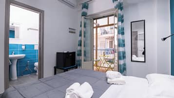 Phòng 3, quang cảnh sân vườn | Minibar, trang trí khác biệt, trang bị nội thất với thiết kế riêng biệt