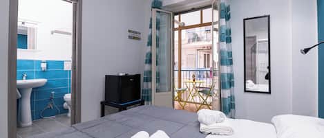Triple Room, Courtyard View | Minibar, individually decorated, individually furnished, free WiFi